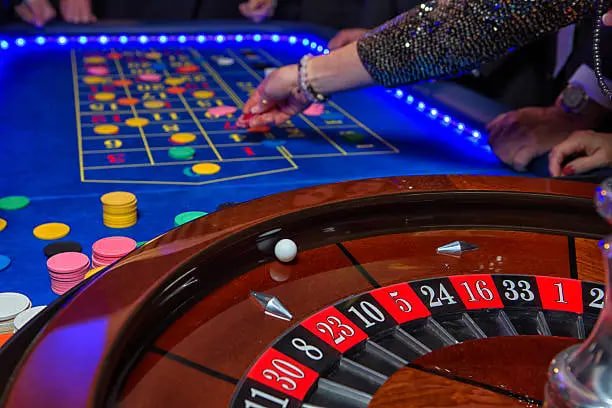 MMKJ Mobile App ကို Myanmar Smartphone တွင် Casino နှင့် Sportsbook ကစားနေသော မြင်ကွင်း
